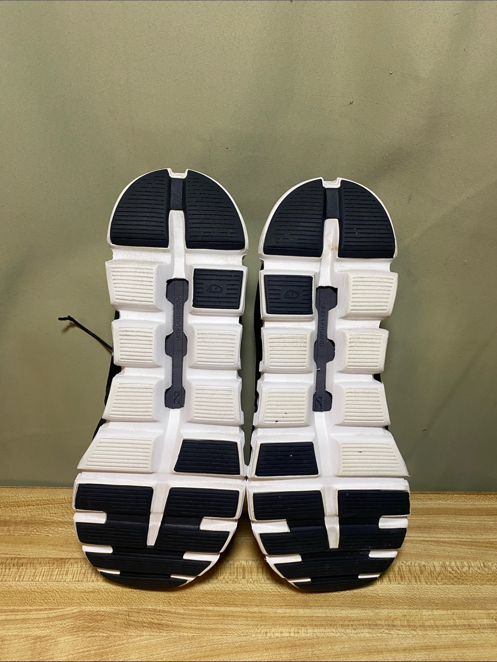 On Running Black and White Men's Athletic Running Shoes size 10 - Picture 5 of 7